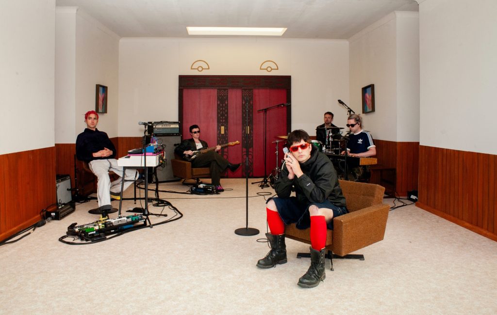 Fontaines D.C. apronta mais uma e solta versão de luxo do discaço “Romance”, com música inédita e releitura inspirada em David Lynch