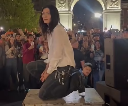 Icônica, Lorde invade parque em Nova York para cantar, dançar e lançar seu novo single, “What Was That”