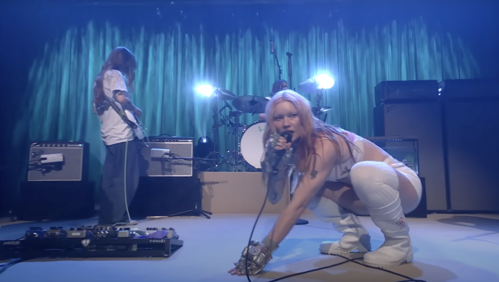 Wet Leg na TV americana, tocando o single novo ao vivo. E desta vez querendo briga, não amor