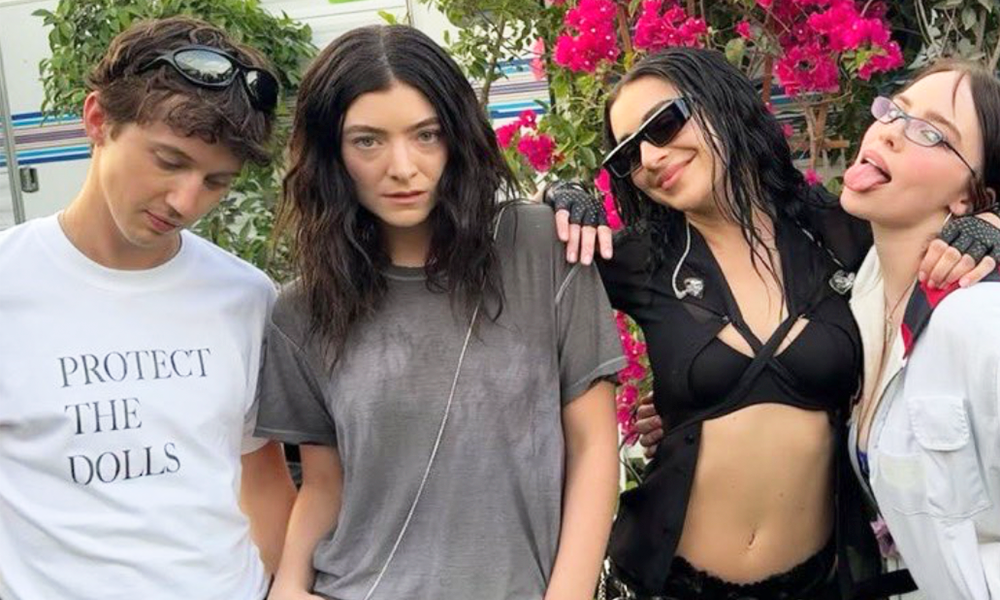 A farra da Charli XCX e de suas amigas (Billie Eilish e Lorde) no Coachella. Troye Sivan estava nessa. E o amiguinho The Dare também fez um show ótimo no festival