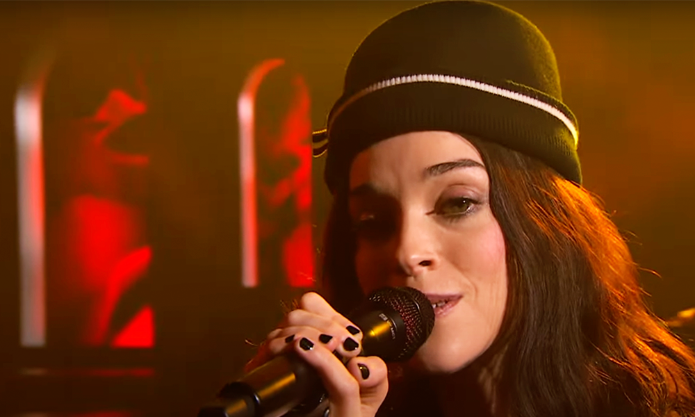 Vincent. St. Vincent. Uma das rock star do Popload Festival faz uma performance meio James Bond na TV americana