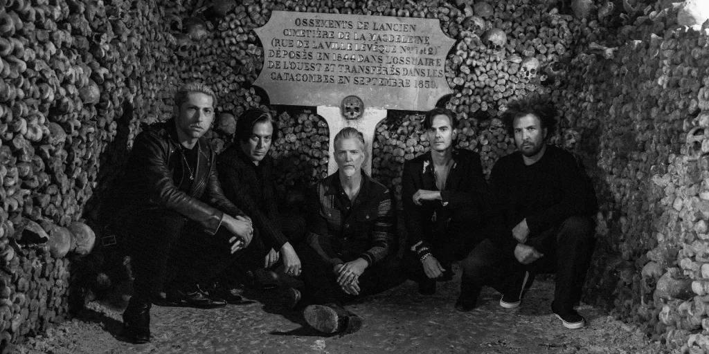 Queens of the Stone Age anuncia novo filme, com show acústico feito para milhares de mortos. Calma…