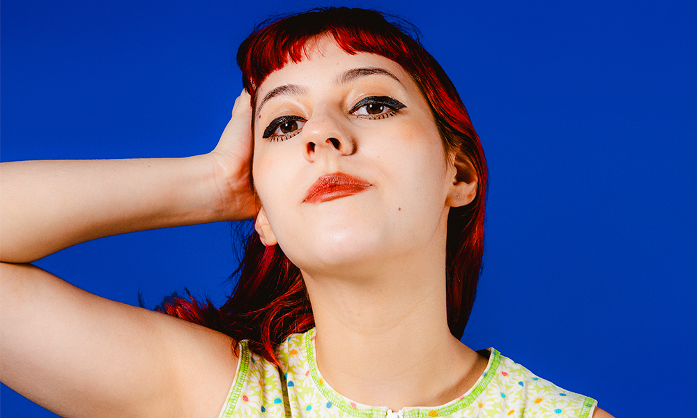 CENA – Nossa Clairo mineira, Clara Bicho lança seu primeiro EP,  “Cores da TV”, um conjunto de crônicas indies sobre a vida adulta