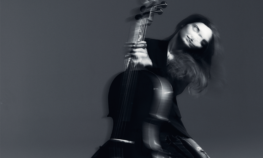 CENA – Da Sydney Opera House ao Bona, em SP. Francisca Barreto, virtuose indie do violoncelo, mostra hoje, ao vivo, seu espetáculo a partir de um single