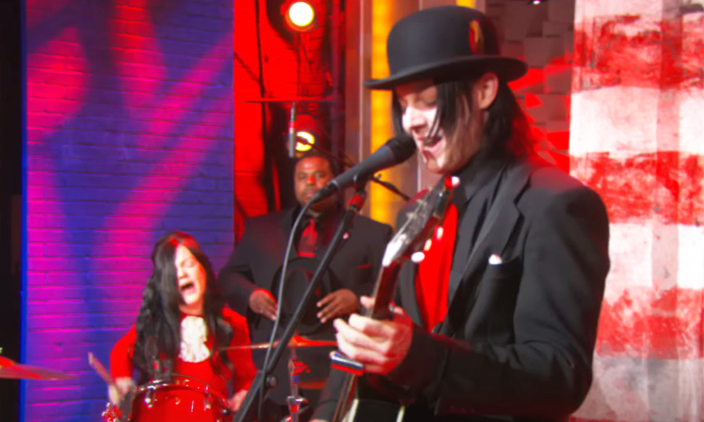Quando o megahit mundial “Seven Nation Army” era apenas uma musiquinha indie do White Stripes. Veja a banda se apresentando na TV americana