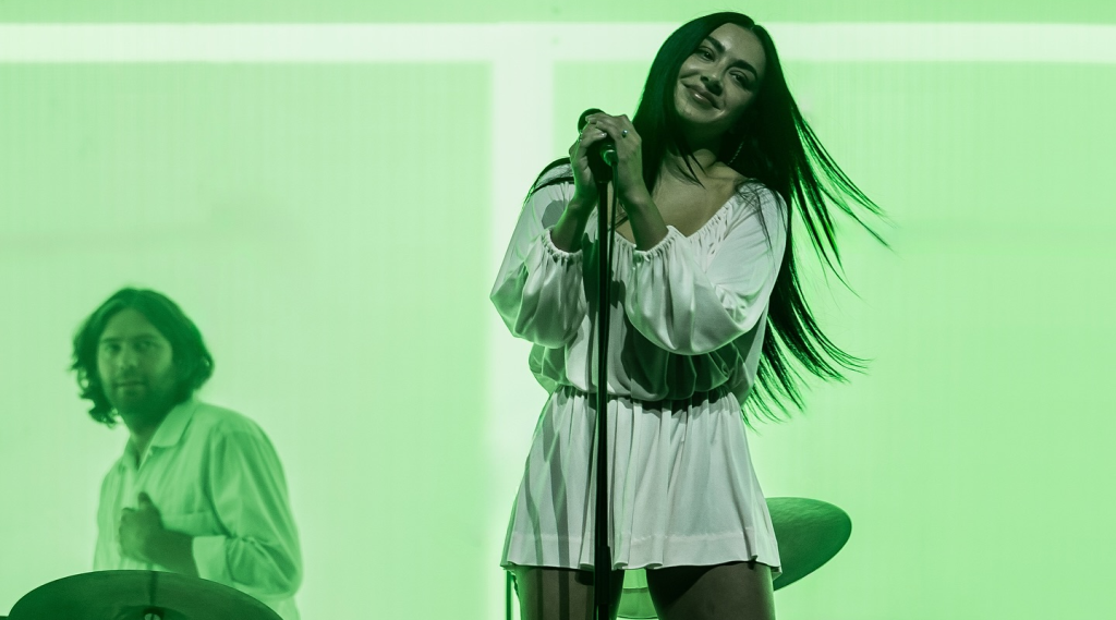 De perder o AIR: Charli XCX, agora em HD e som profissa, cantando “Cherry Blossom Girl”