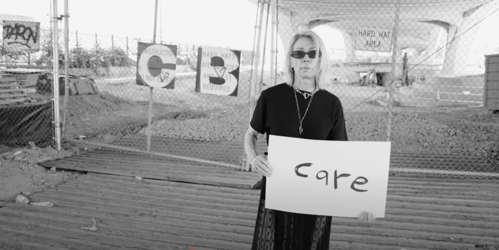 Kim Gordon decreta o fim deste ano. E apresenta seus motivos. Veja o vídeo de “Bye  Bye 25!”