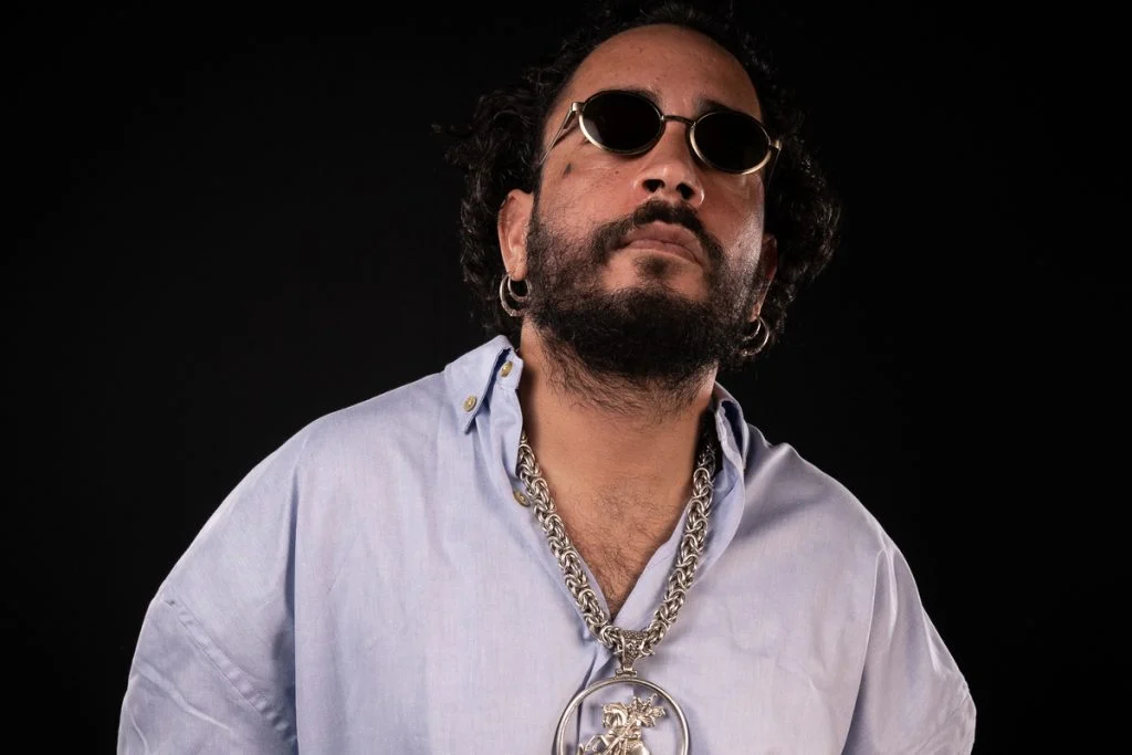 CENA – Em “Assaltos e Batidas”, FBC volta “à Terra”, pesa no rap e convoca à luta
