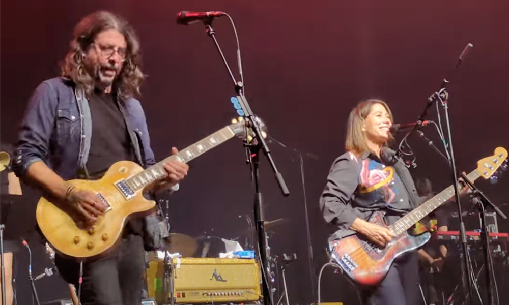 Gigantescos. Dave Grohl aparece no palco da Kim Deal para acompanhá-la em hino dos Pixies