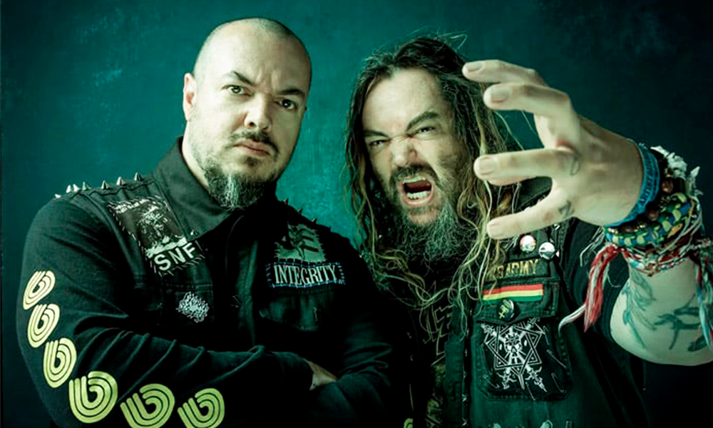 Max e Iggor Cavalera anunciam turnê do álbum “Chaos A.D.”, o disco que transformou o Sepultura em “monstros do rock” e levou a banda à Rússia