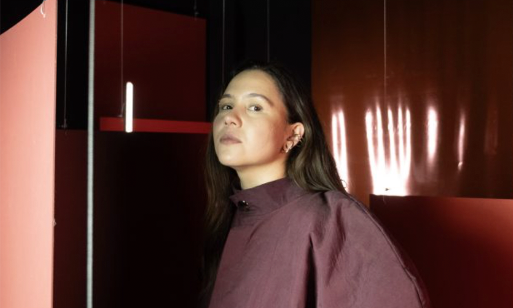 CENA – Bruna Vilela, ex-Miêta, faz ótima estreia solo com som que mistura o rock alternativo ao jazz. Veja o vídeo da intrigante “Rima da Glote”
