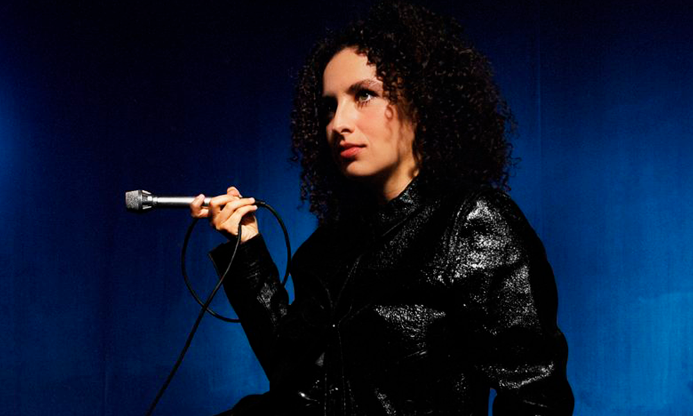 CENA – Retrô e blue, Dora Morelenbaum volta ao disco solo para lançar seu principal vídeo, da bela “Não Vou Te Esquecer”