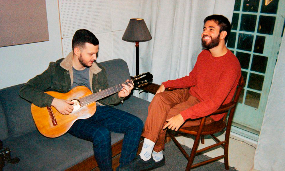 CENA – Com trabalho coletivo, duo mineiro Nó nos leva à MPB dos anos 70 com o ótimo EP “Calmo e Urgente”