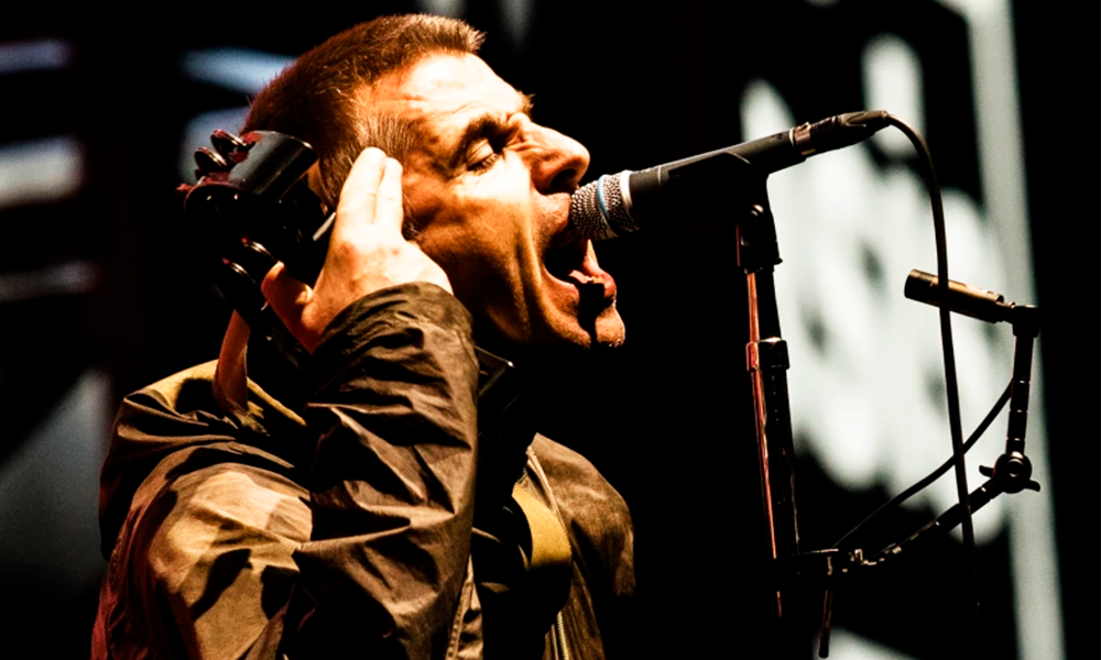 Um final de semana qualquer no Reino Unido: a absurda volta do Oasis em Cardiff, com o vídeo-montagem “perfeito” do primeiro show todo e o áudio lindo da BBC para “Slide Away”