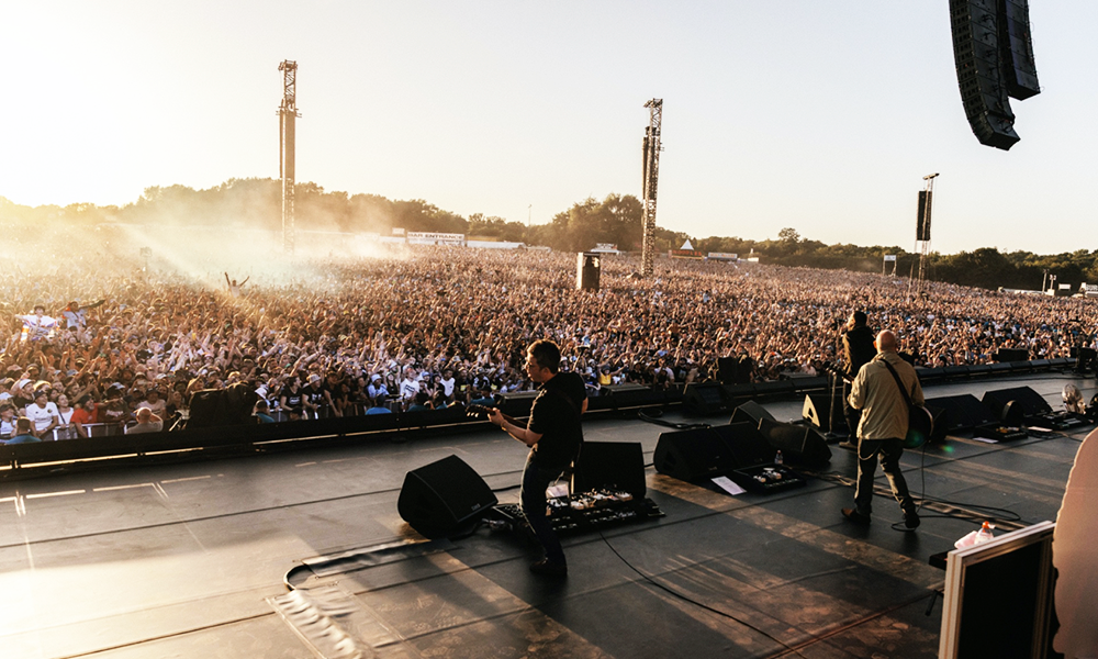“This is the fucking place!” A volta do Oasis em Manchester. O show todo em vídeo de galera, a bagunça do Poznan, o Pep Guardiola