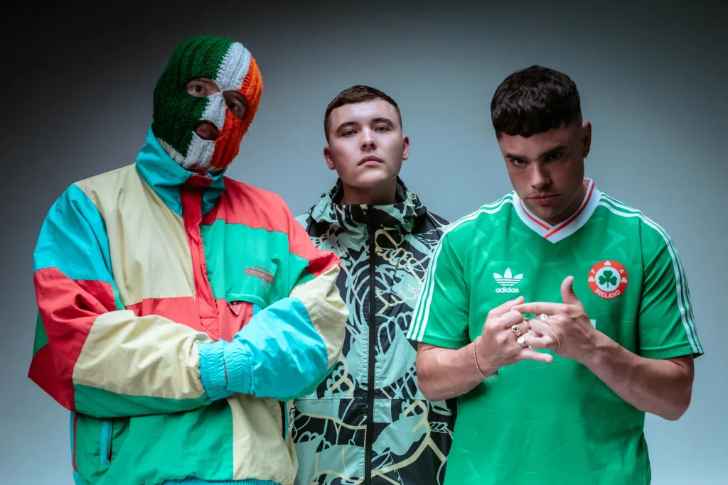 Lá vem o Kneecap: polêmico e talentoso trio irlandês anuncia novo disco “sinistro” e solta o primeiro single