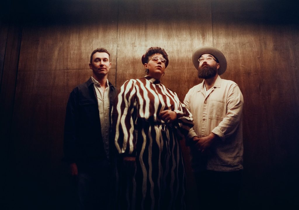 Popnotas – A primeira música do Alabama Shakes em dez anos. O primeiro disco do Blood Orange em seis. E o novo álbum (o da capa polemiquinha) da… Sabrina Carpenter