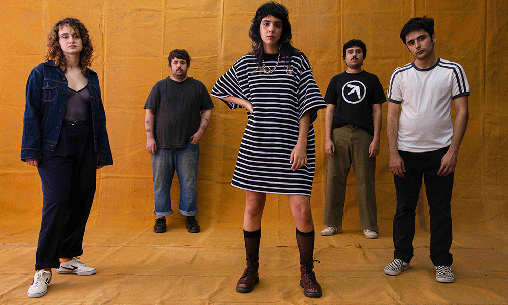 CENA – A Pelados está nua. Saiu o novo disco, “Contato”, o segundo da banda. Ou o terceiro. Ou o quarto. Eles explicam em conversa com a Popload