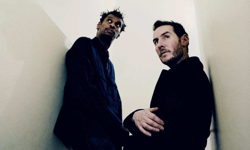 Um amálgama musical-sócio-político: Massive Attack anuncia retorno ao Brasil após 15 anos e convida os Irmãos Cavalera e movimentos indígenas para o rolê