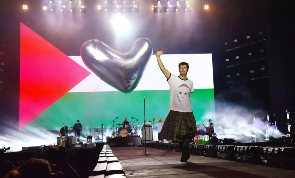 Com Fontaines D.C., Amyl & The Sniffers e Massive Attack  no meio, mais de 400 artistas aderem à campanha “No Music For Genocide”, em apoio à Palestina