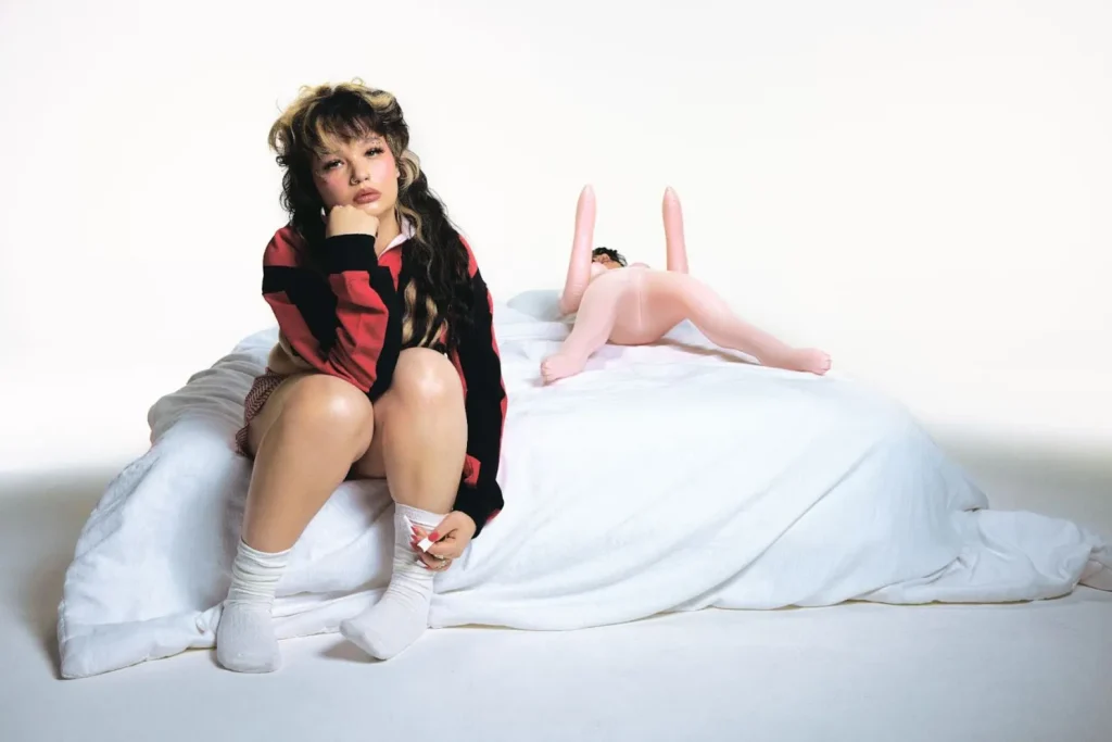 Saiu “I’m Only F**king Myself”, o novo álbum de pop errático da Lola Young. E isso é algo muito bom!