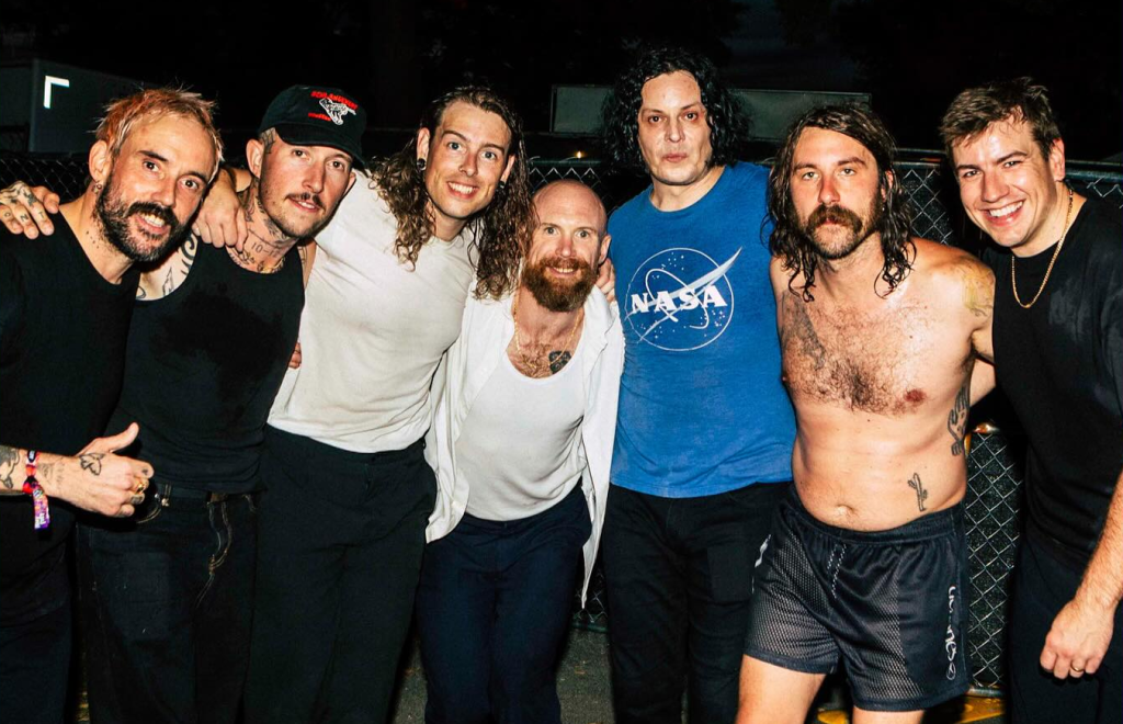 Popnotas dobradinhas – IDLES recebe o Jack White no Riot Fest. Nancy Wilson divide o palco com a Chappell Roan. E a Dua Lipa com o Nile Rodgers e o Lenny Kravitz em NY