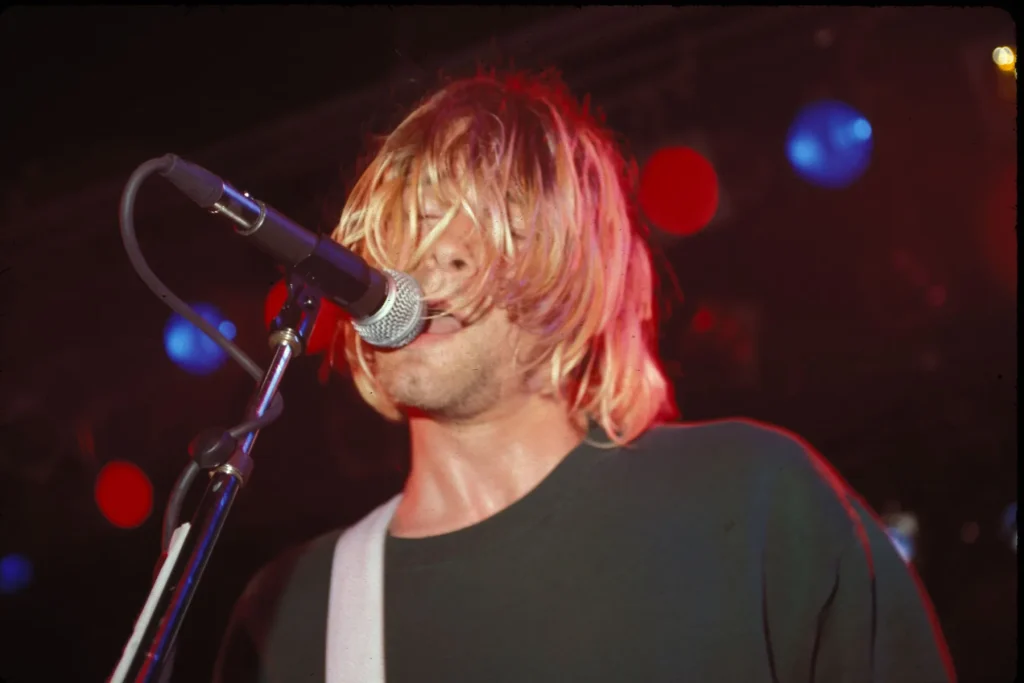 Nunca é demais. Último  show “pequeno”do Nirvana  aparece bonitinho e oficial no Youtube