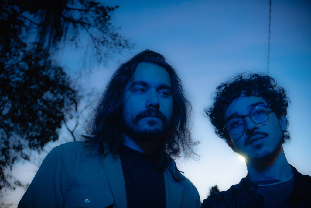 CENA – Com o single agridoce “Cidade, Eu e Você”, a dupla Somacores transporta o ouvinte para o boêmio centro do Rio e, quem sabe também não o faça dançar!