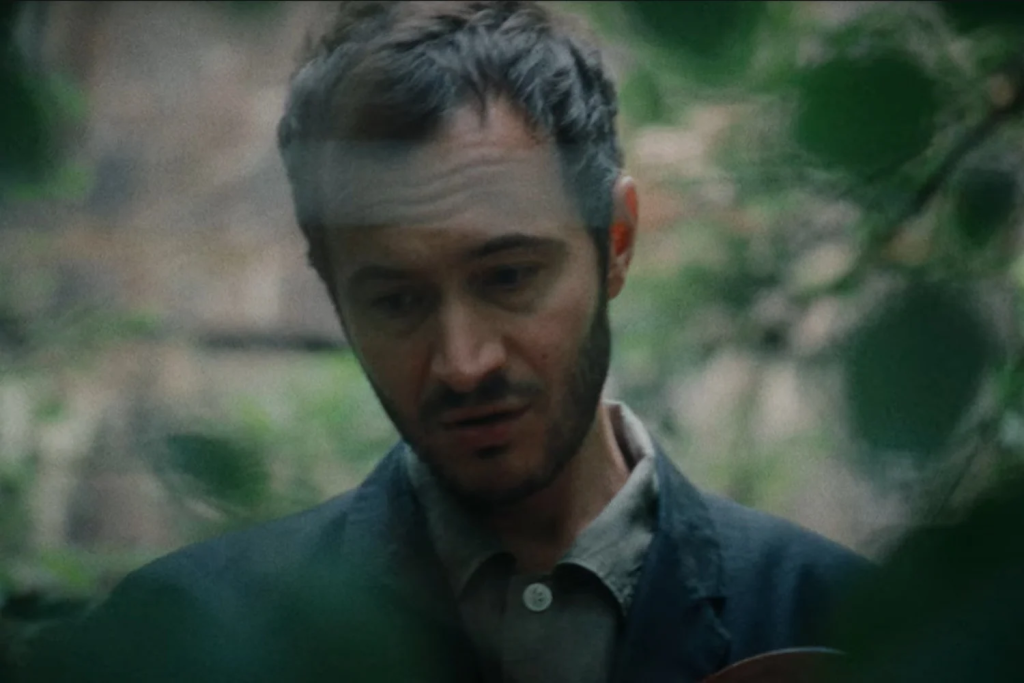 Popnotas – A nova música “quase pop” do Tom Smith, do Editors. O novo single “estilo Sparks” do The Last Dinner Party. E a “Champagne Supernova” acústica e absurda do Oasis