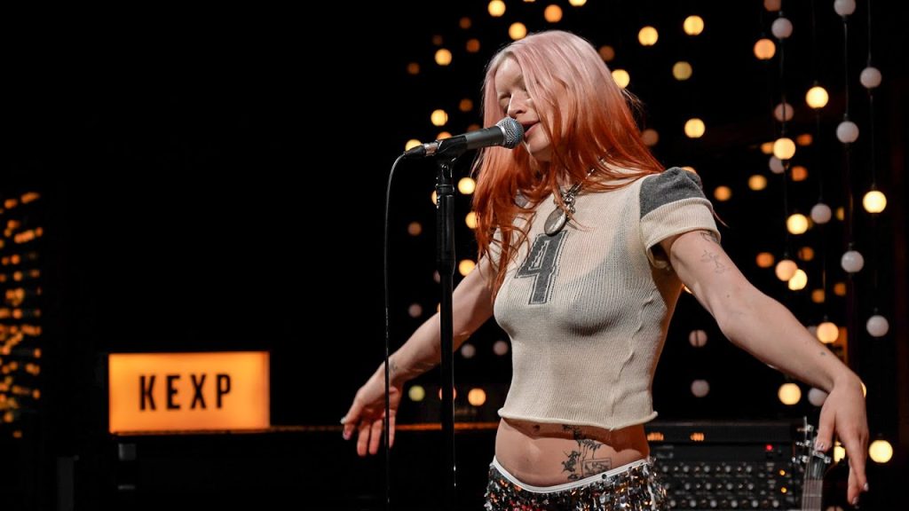 O Wet Leg e suas ramificações improváveis: da session cool e entrevista madura na KEXP ao Robbie Williams cantando “Chaise Longue”