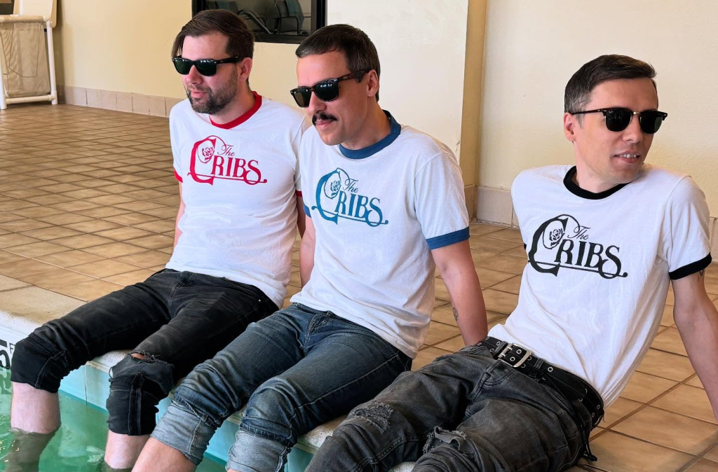 Popnotas – O Cribs falando de amor. O Big Thief turbinado no Fallon. E o Adam Green comemorando os 20 anos de “Gemstones”