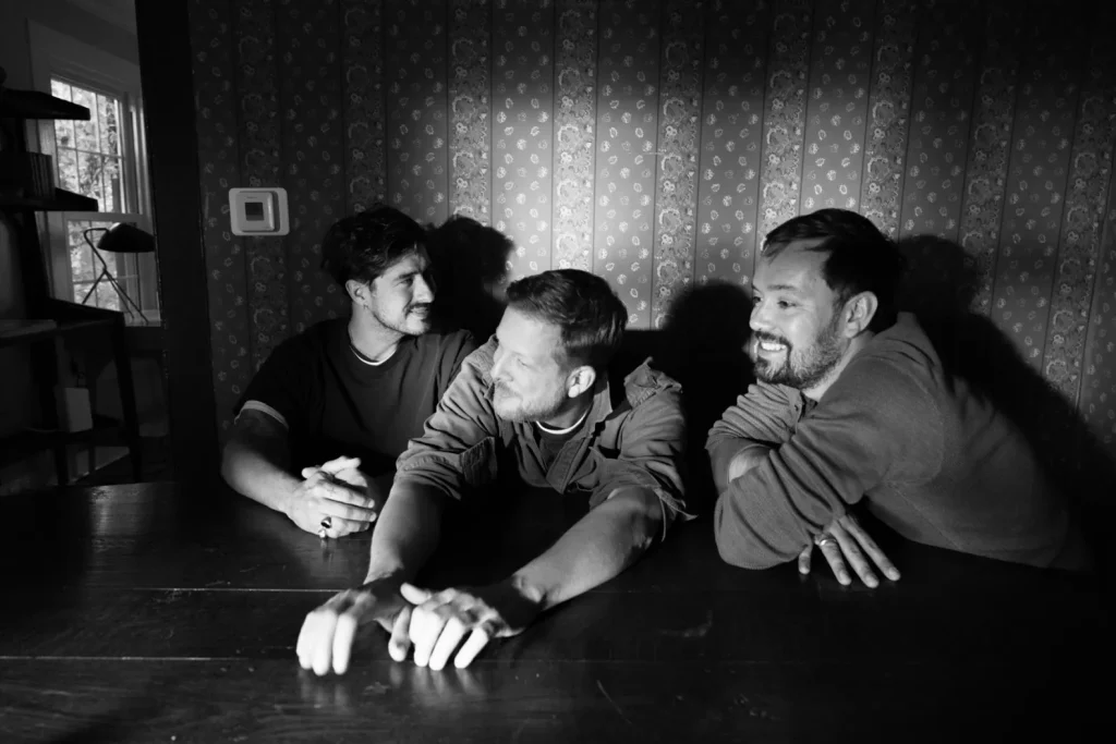 Em seu “auge criativo”, Mumford & Sons tira o atraso e anuncia mais um disco cheio de inéditas para o início de 2026