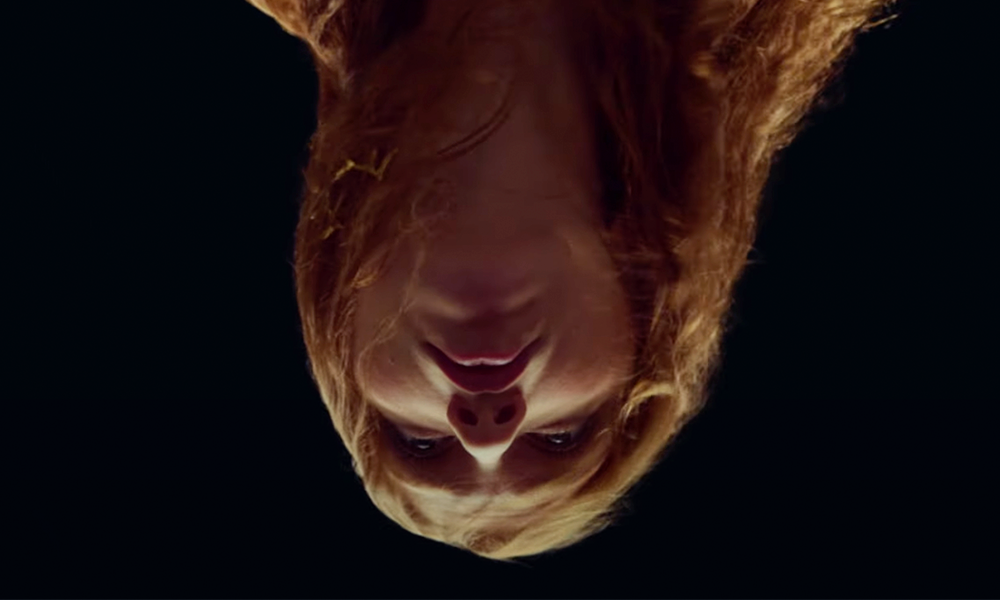 CENA – Até as cordas do violão. Lorena Moura se vira na partilha de bens em “Quis”, seu novo vídeo-single