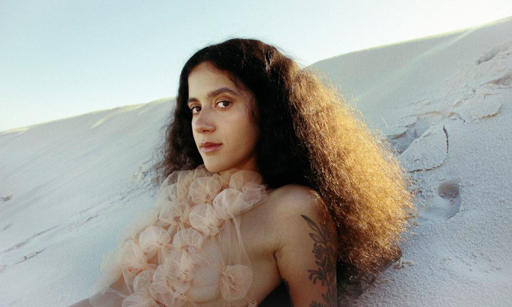 CENA – Em movimento como o vento, Tori canta o mundo a partir de Sergipe no disco novo “Areia e Voz”