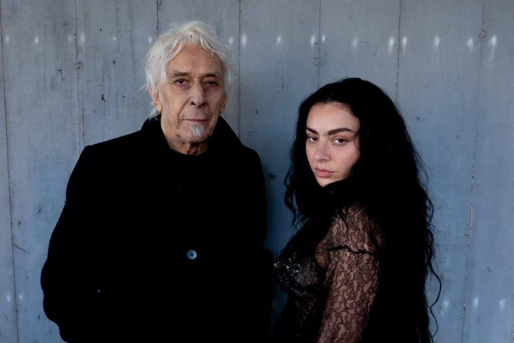 Popnotas – Charli XCX e John Cale juntos. O primeiro som da Robyn após sete anos. E a Madi Diaz revirando o Blink-182