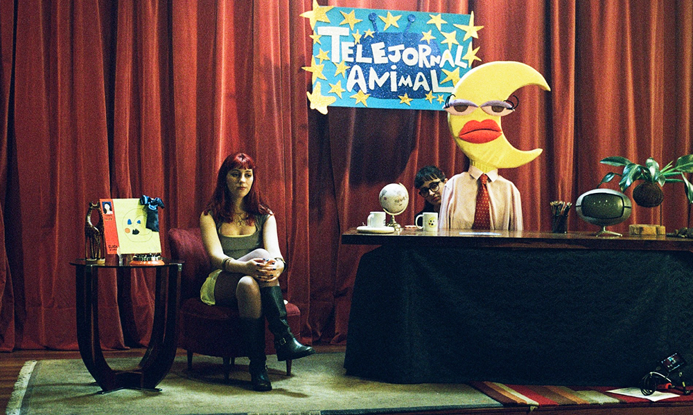CENA – No belo vídeo de “Telejornal Animal”, a artista mineira Clara Bicho nos dá uma visão particular de seu mundo colorido. Hoje ela estreia ao vivo em SP