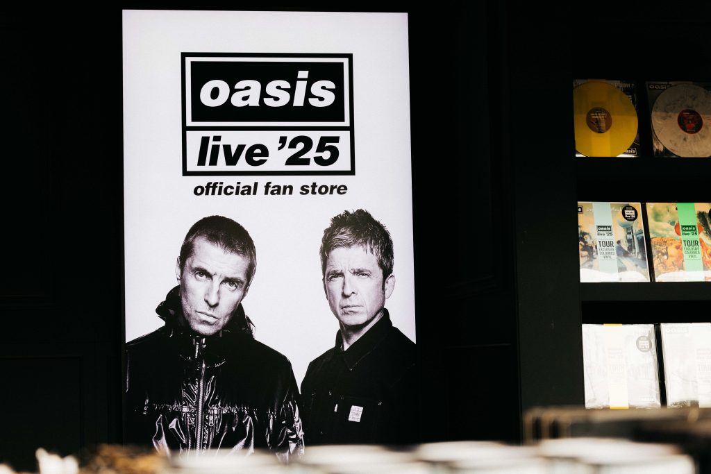 Plantão Oasis: loja oficial da banda em SP ganha mais um dia de funcionamento. E o show completo em Buenos Aires, em vídeo