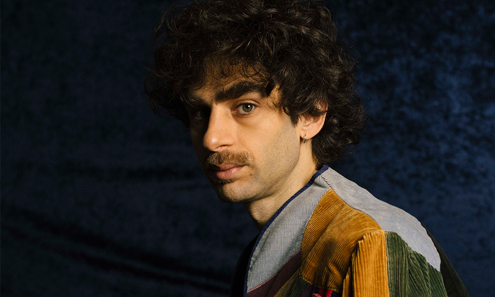 CENA – Em seu novo disco “Pequena Vertigem de Amor”, Sessa entende que a vida não é só sobre fazer música