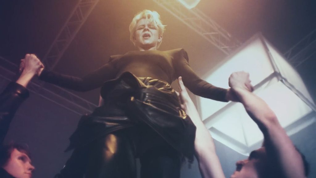 Popnotas – Robyn anuncia primeiro disco em oito anos e solta um par de músicas ótimas. A nova parceria da Cate Le Bon com a St. Vincent. E o Geese cada vez mais pop
