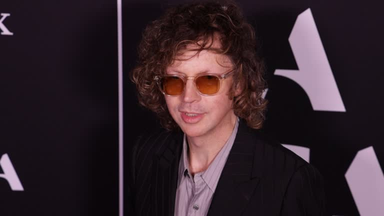 Beck revira as gavetas e solta disco surpresa com releituras de Daniel Johnston, Elvis e até Caetano Veloso