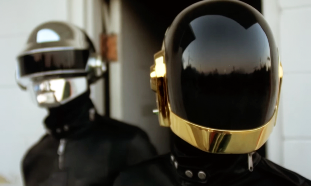 Acabou, mas tem. Daft Punk lança vídeo novo com música e imagens antigas. Só para lembrar que são humanos, afinal (?)