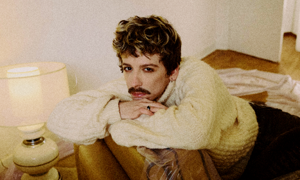 CENA – Absolute cinema. Henri Vasques retoma sua carreira e lança vídeo “hollywoodiano” para o novo single “Me Dê Todas as Coisas”