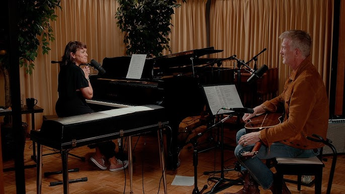 Norah Jones desacelera Josh Homme em podcast intimista, com releituras improvisadas do Queens of the Stone Age e até cover de Frank e Nancy Sinatra