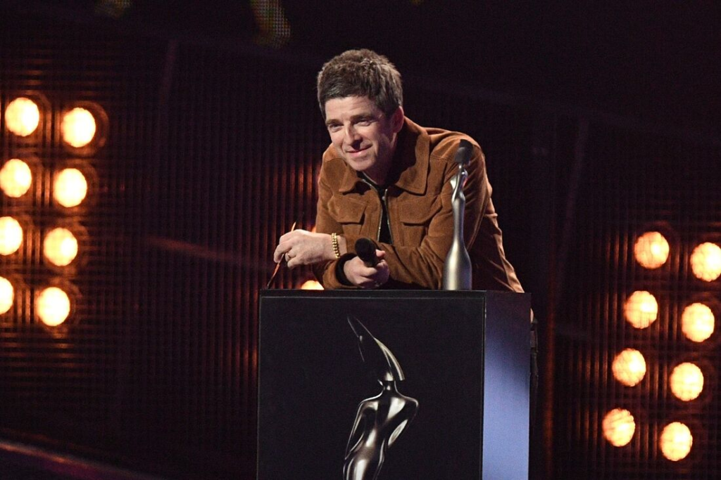 Mesmo sem lançar músicas, Noel Gallagher ganha prêmio de “Melhor Compositor” e revela que está em estúdio. Novo Oasis?