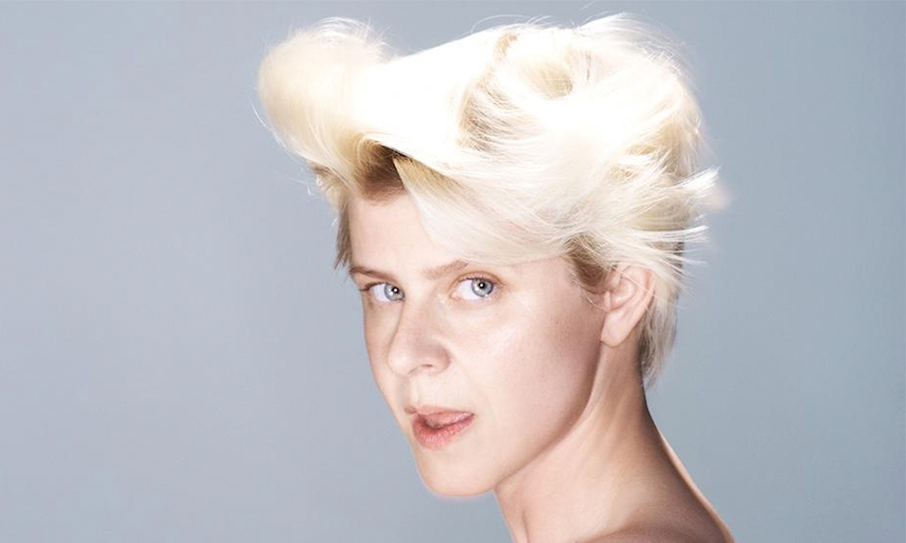 O novo disco da Robyn. Ela  voltou e ainda dança melhor que nós, mesmo com um filho pequeno no colo