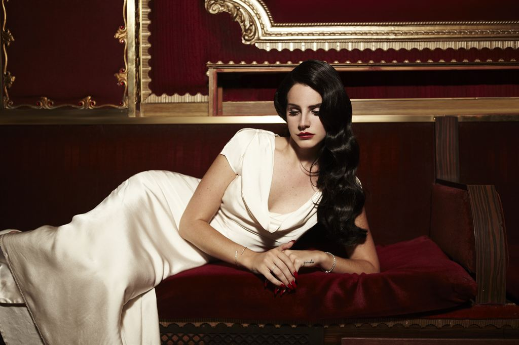 Lana Del Rey se une ao James Bond em nova música. Não do jeito que a gente imaginava, talvez…