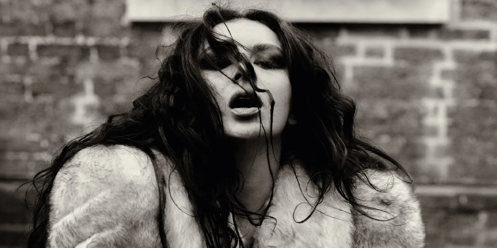 Ela é elétrica. Charli XCX na “Vogue” inglesa, decretando a morte da pista de dança e anunciando que está fazendo um disco de… rock