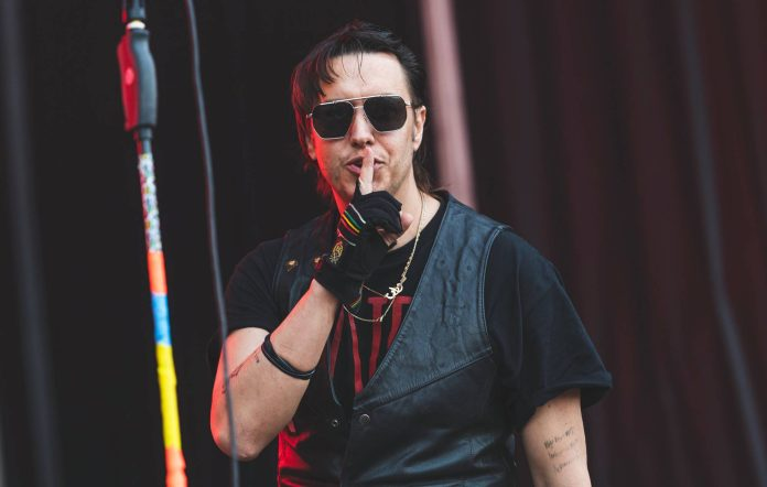 Com surpresinha e auto-tune, The Strokes mostra “Going Shopping”, a primeira faixa da novo álbum, em show e em fita cassete