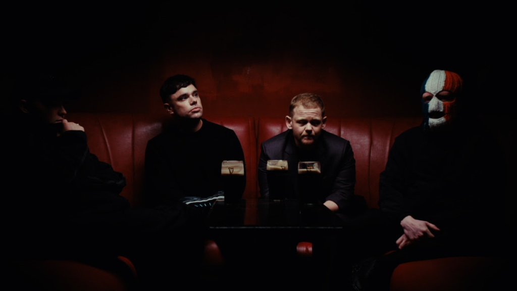 Kneecap lança curta dramático de 13 minutos para a tocante “Irish Goodbye”. Disco novo sai na sexta agora