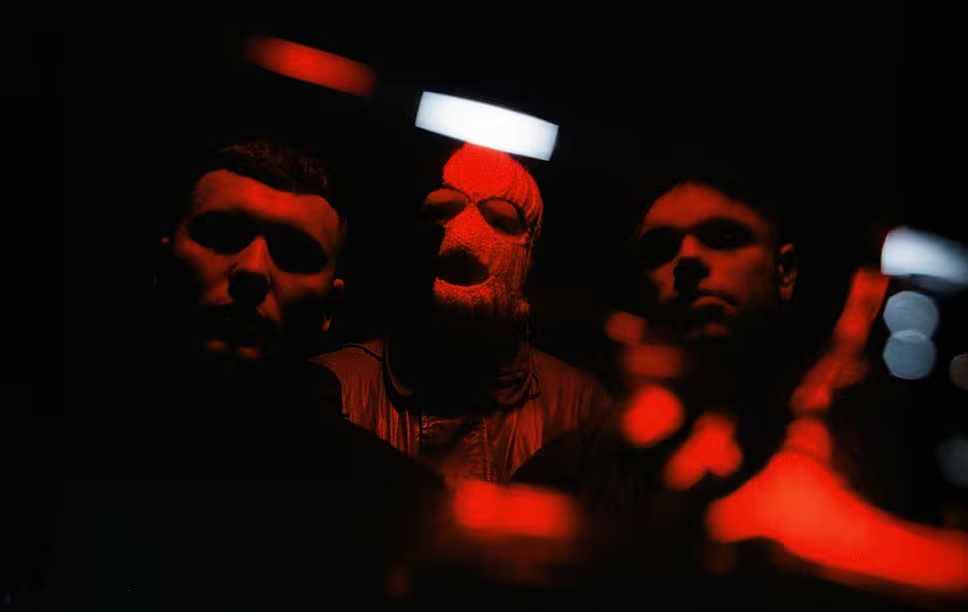 Lá vem o Kneecap… Trio mais afiado da música hoje faz um acerto de contas histórico em “Fenian”, novo single do disco que sairá em um mês